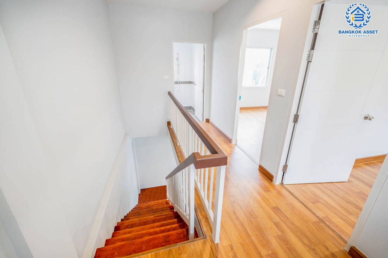 บ้านมือสองตกแต่งใหม่ แบรนด์หรู Sansiri โครงการ พลัสซิตี้พาร์ค งามวงศ์วาน25 ทาวน์โฮม 3 ชั้น ใจกลางเมือง เนื้อที่ 21.3 ตร.ว. ฟังก์ชันพร้อม 3 ห้องนอน 3 ห้องน้ำ จอดรถได้ 2 คัน บนทำเลศักยภาพ เข้า-ออกได้ 3 เส้นทาง ใกล้แหล่ง Community ชั้นนำ เดอะมอลล์งามวงศ์วาน ทางด่วน "งามวงศ์วาน" และรถไฟฟ้า "สถานีศูนย์ราชการนนทบุรี"